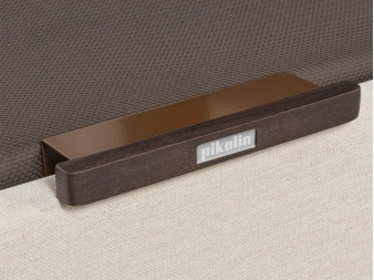 Detalle tirador wengué y tejido 3D del canapé eléctrico Design Pikolin color aspen