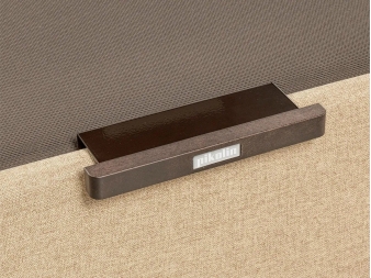 Detalle tirador wengué y tejido 3D del canapé eléctrico Design Pikolin color cooper