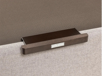Detalle tirador wengué y tejido 3D del canapé eléctrico Design Pikolin color city