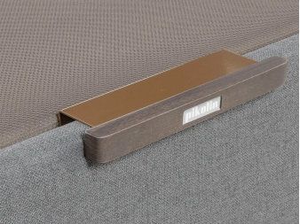 Detalle tirador wengué y tejido 3D del canapé eléctrico Design Pikolin color piombo