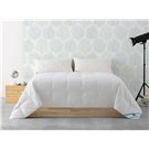 Edredón Nube Otoño en cama de madera con decoración azul