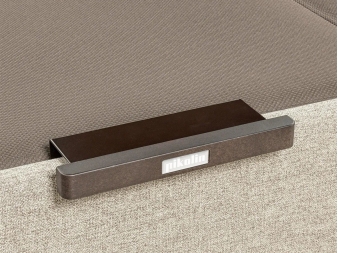 Detalle tirador madera y metal del canapé tapizado Design ash de Pikolin