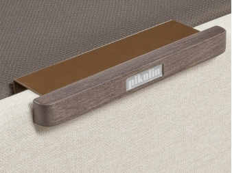 Detalle tirador madera y metal del canapé tapizado Design aspen de Pikolin