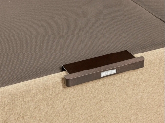 Detalle tirador madera y metal del canapé tapizado Design cooper de Pikolin