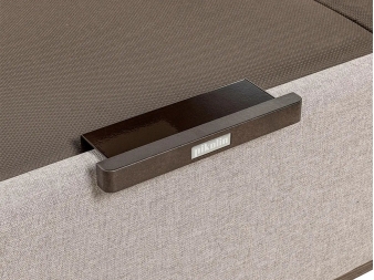 Detalle tirador madera y metal del canapé tapizado Design city de Pikolin