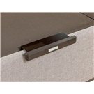 Detalle tirador madera y metal del canapé tapizado Design city de Pikolin