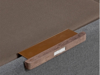 Detalle tirador madera y metal del canapé tapizado Design piombo de Pikolin