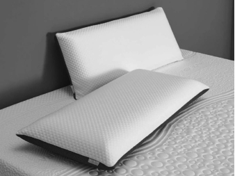 Almohada Sensitive Airsoft DOM - doble cara sobre colchón (ambientada)