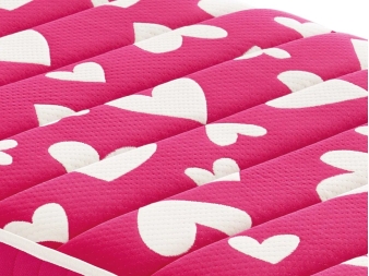 Detalle tejido superior rosa con estampado de corazones (Pink)