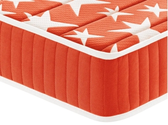 Detalle acolchado continuo y estampado de estrellas del colchón Orange