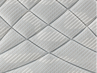 Detalle tejido superior acolchado (diseño geométrico)