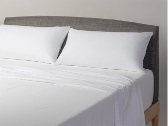Funda antialérgenos para almohada en cama (vista ambiente)