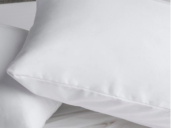 Funda de almohada blanca AlerProTECH (detalle costura)