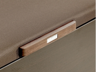 Detalle tirador del Canapé Naturebox 2.0 doble tapa y alta capacidad wengué