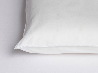 Detalle lateral de la almohada visco para cuna