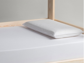 Almohada viscoelástica de bebé sobre colchón de cuna