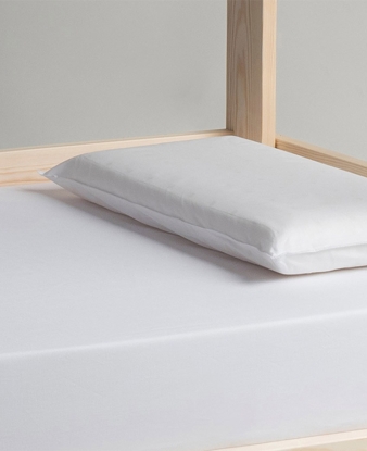Almohada viscoelástica de bebé sobre colchón de cuna